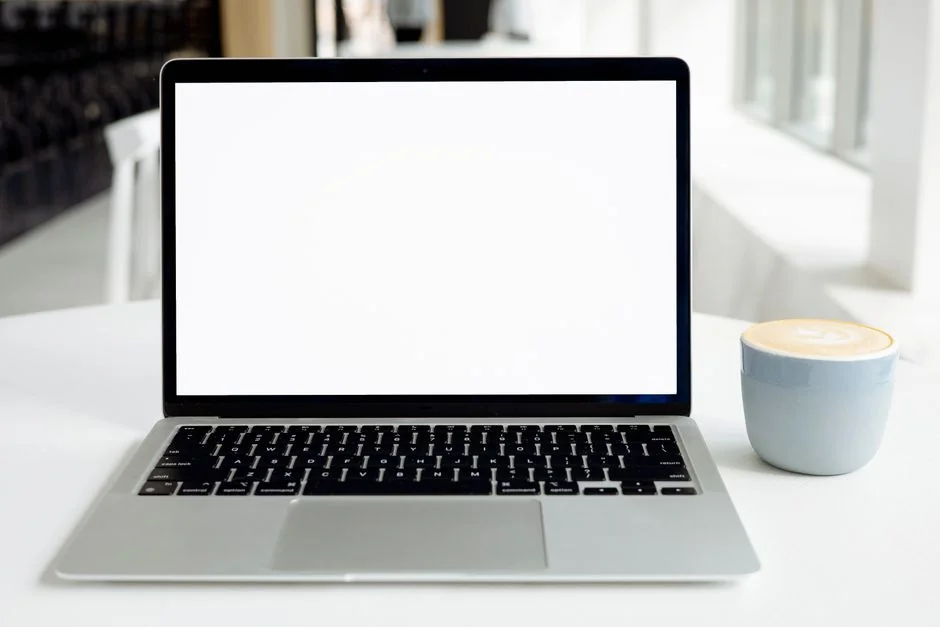 Un designer concentré travaille sur un projet centré sur l’utilisateur dans un environnement de bureau moderne.